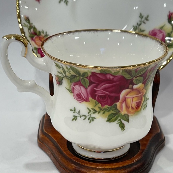 Vintage Royal Albert Bone China Old Country Roses Tea Cup And Saucer Set 1962 - Picture 2 of 13